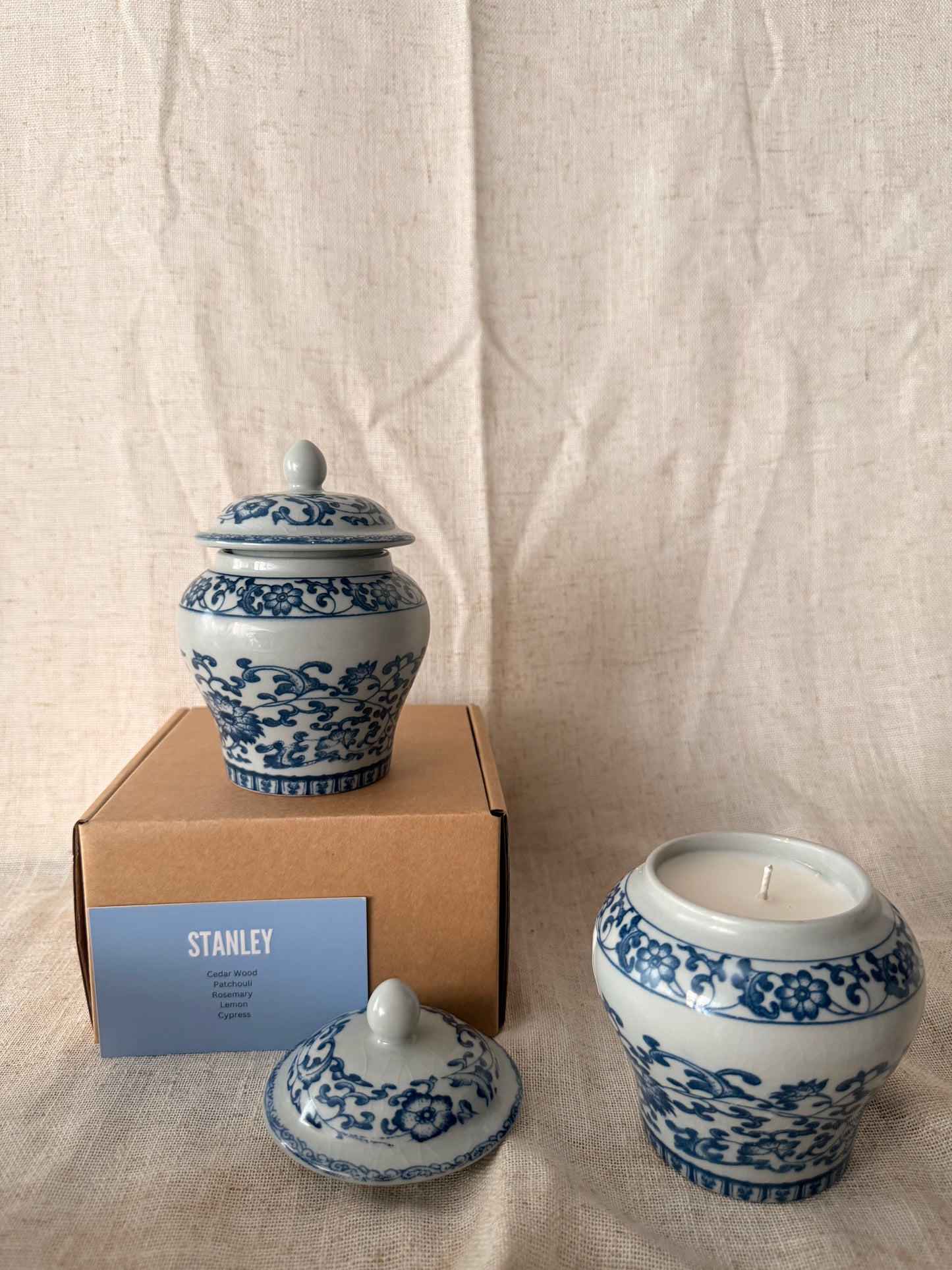 Small blue and white tea jar 1 wick candle
