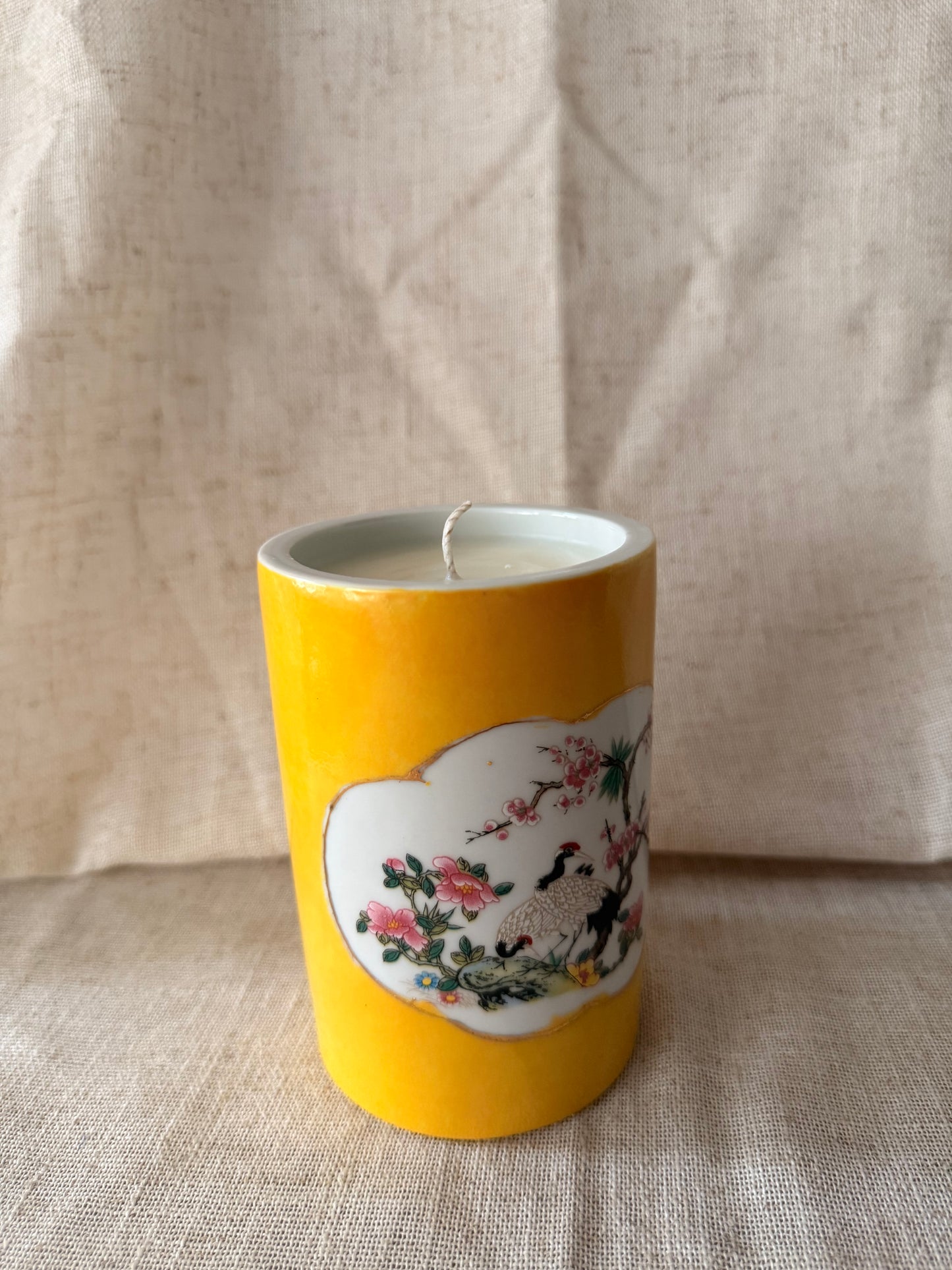Yellow brush pot 1 wick candle