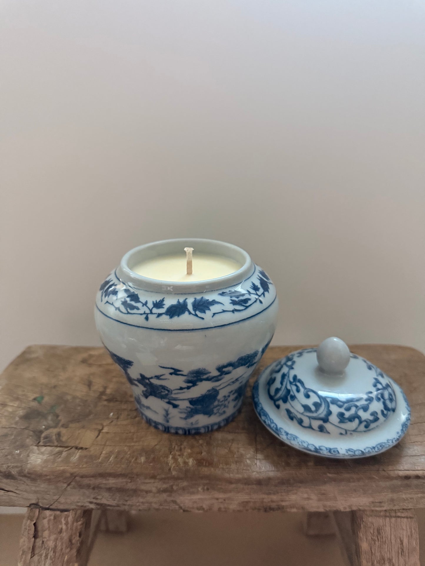 Small blue and white tea jar 1 wick candle