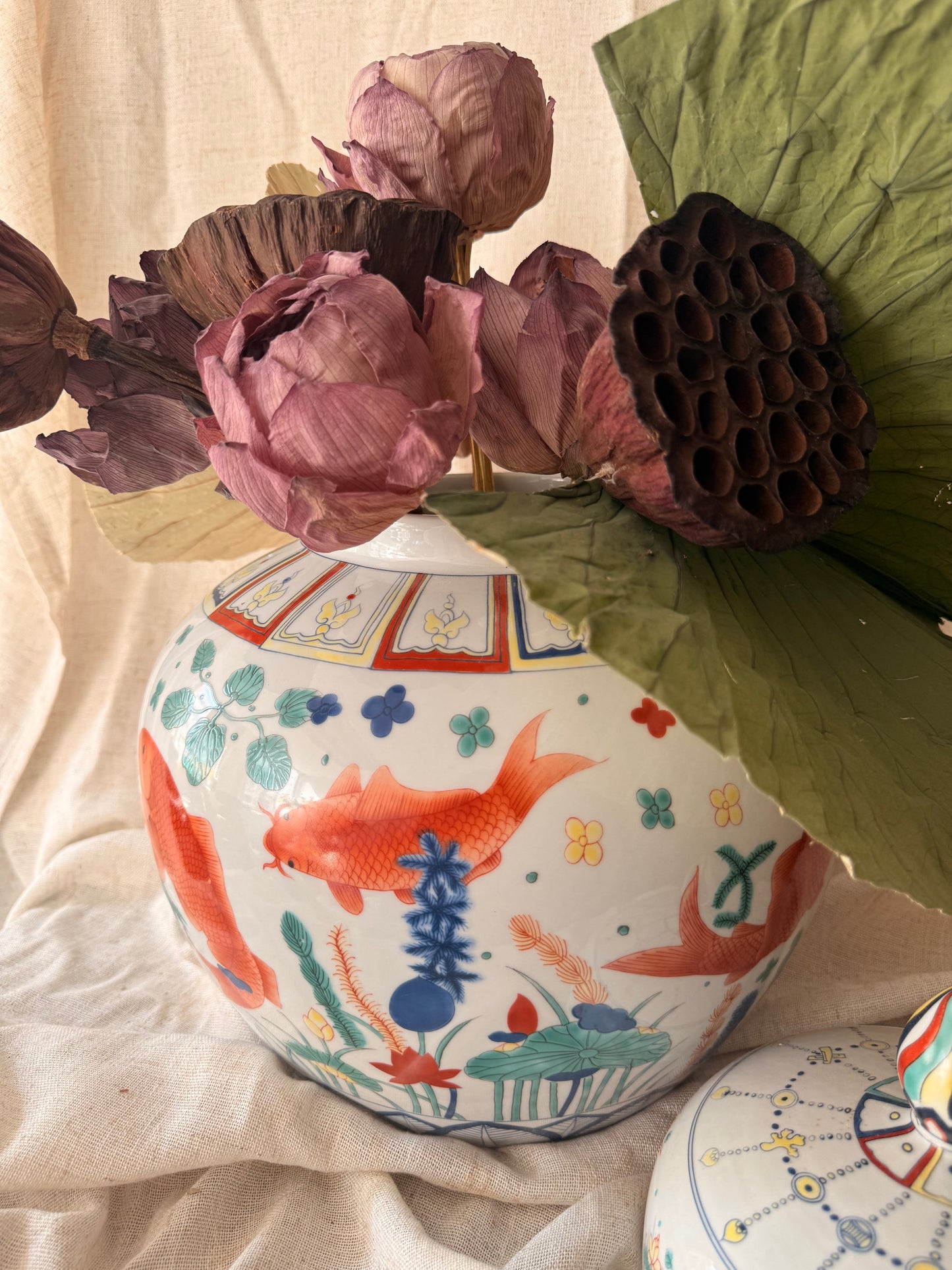 Wucai goldfish vintage jar with lid