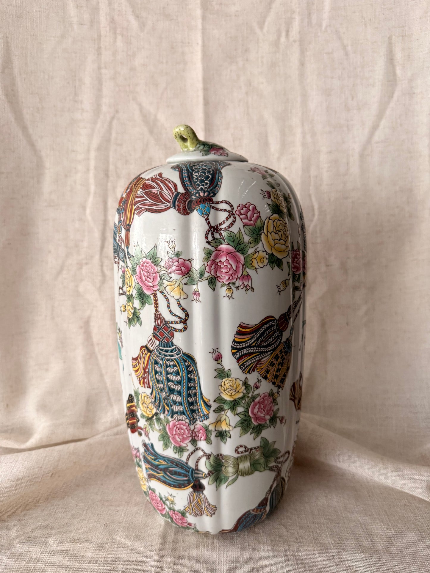 Tassels pattern tall Gourd Jar