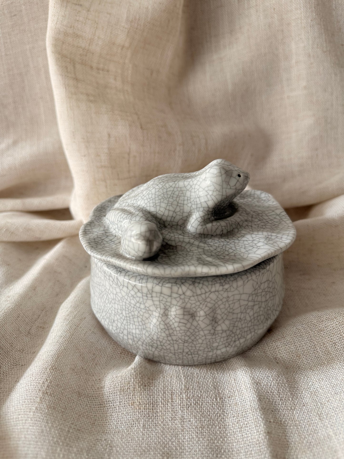 Hand glazed in HK frog jewellery box