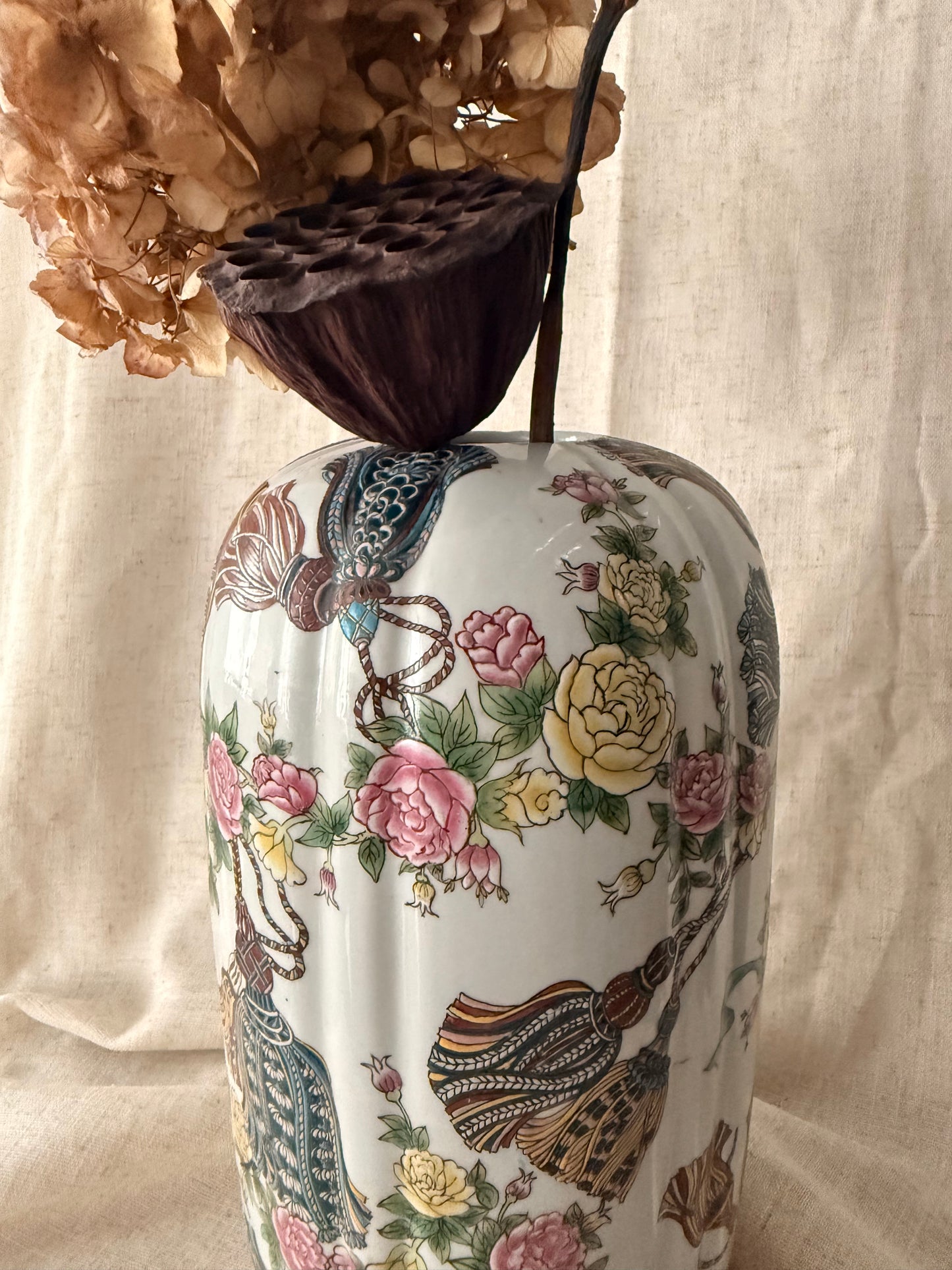 Tassels pattern tall Gourd Jar