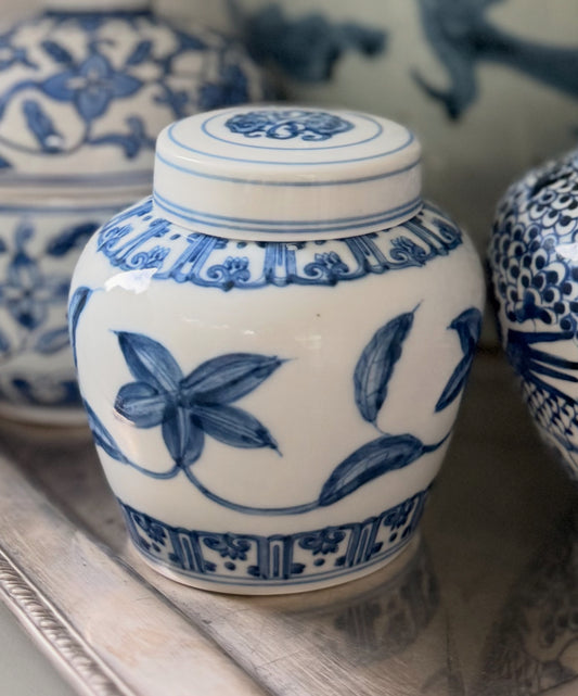 Fine porcelain small ginger jar candle