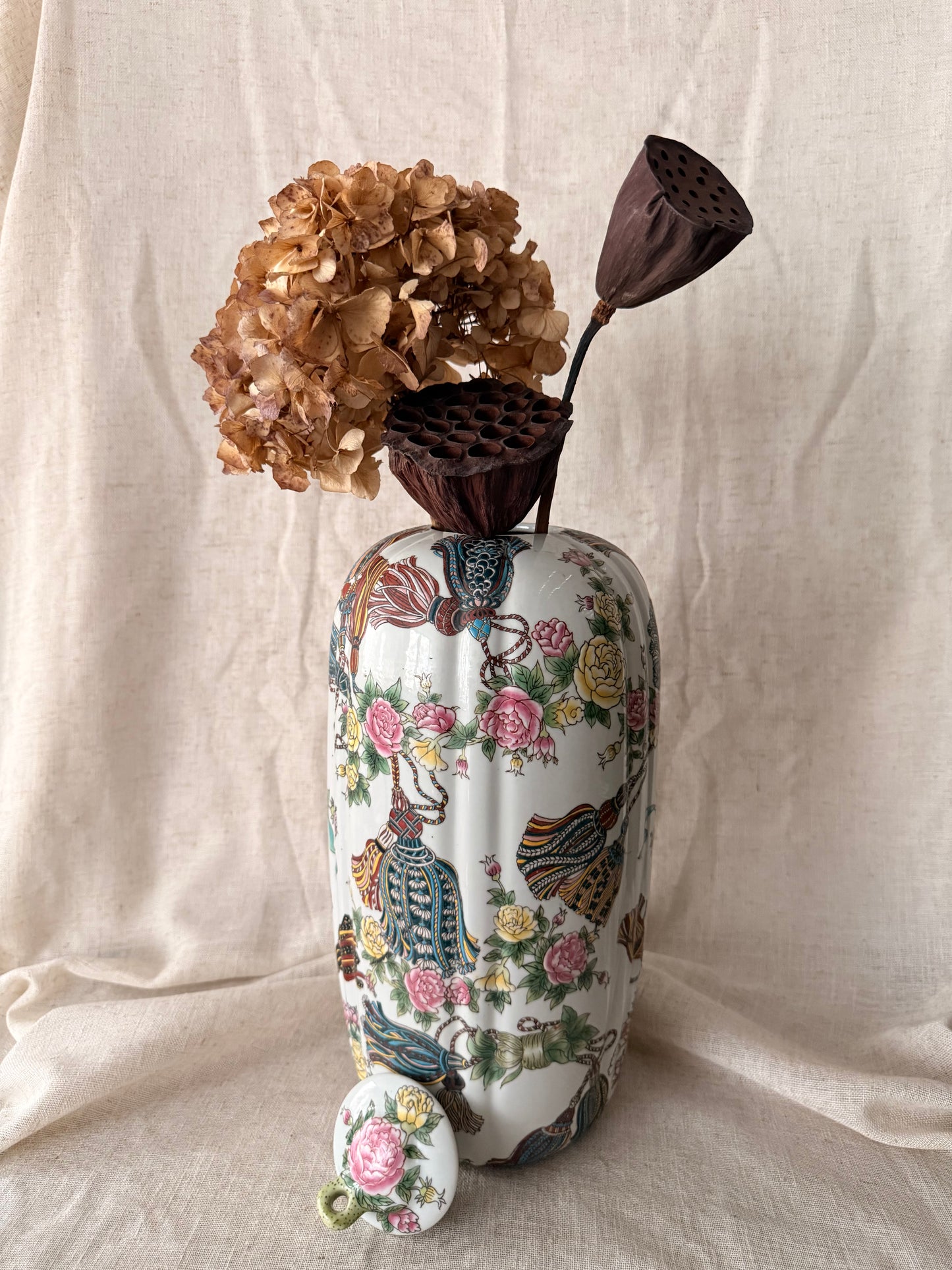 Tassels pattern tall Gourd Jar