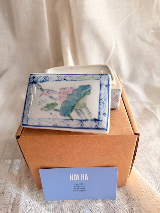 Small vintage lotus box candle