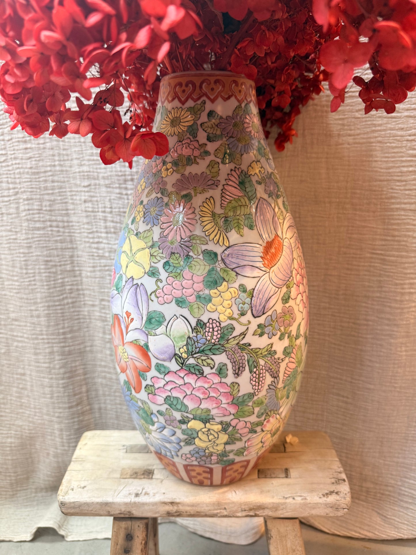 Stunning 10000 flowers hand-painted in HK vase