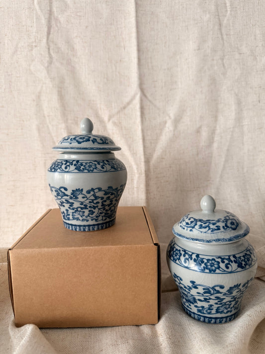 Small blue and white tea jar 1 wick candle