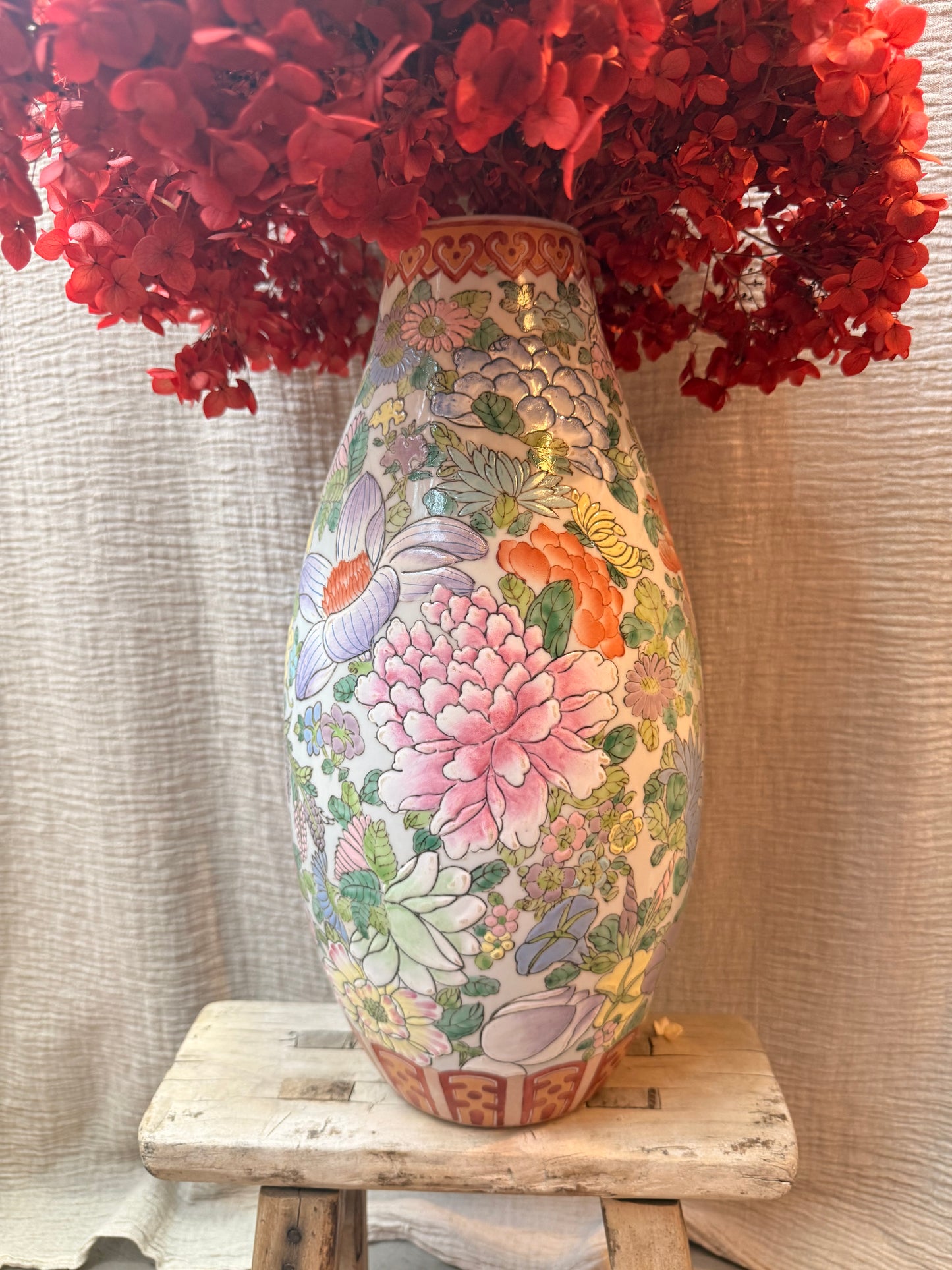Stunning 10000 flowers hand-painted in HK vase