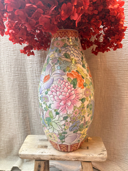 Stunning 10000 flowers hand-painted in HK vase