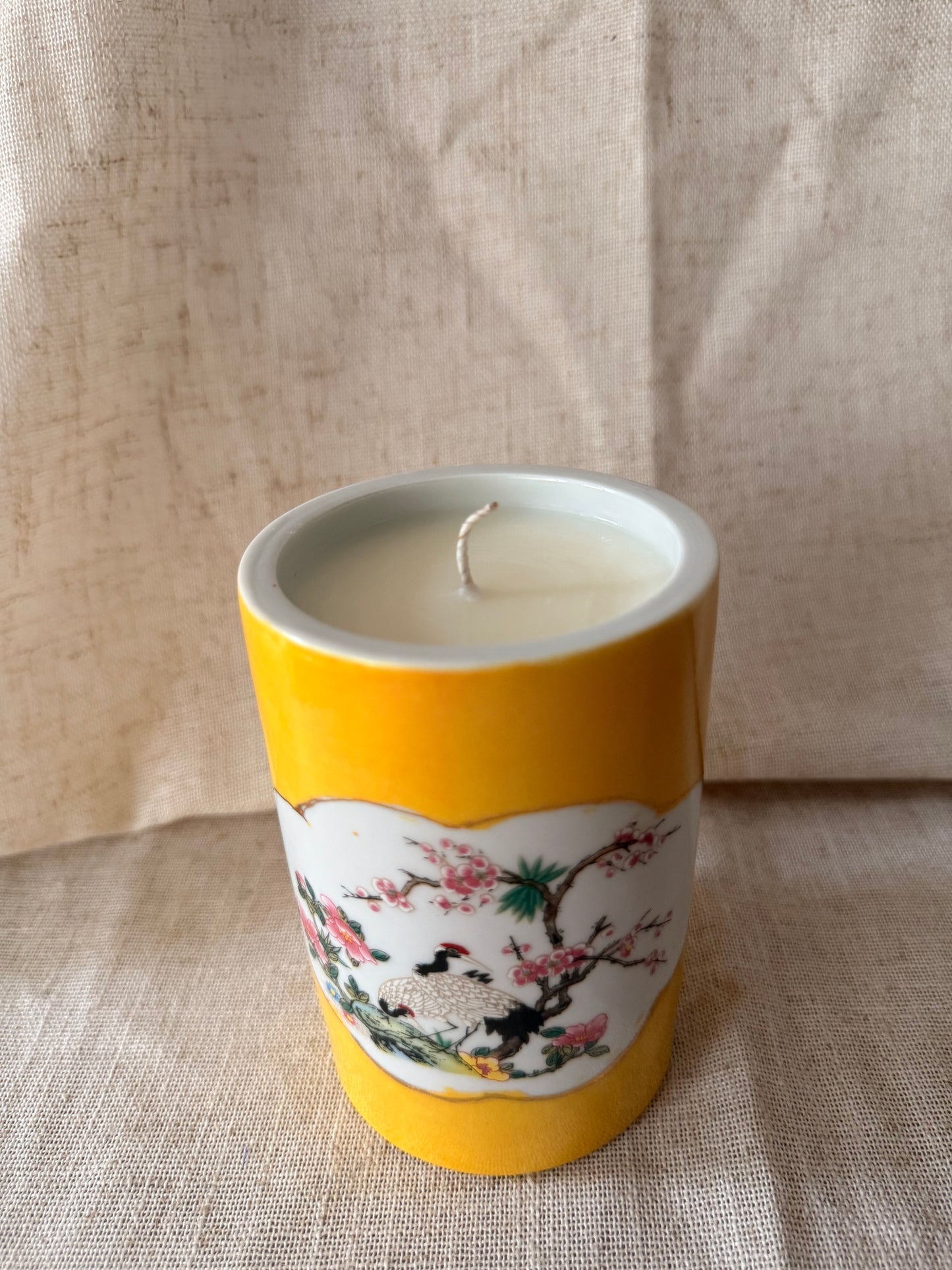 Yellow brush pot 1 wick candle