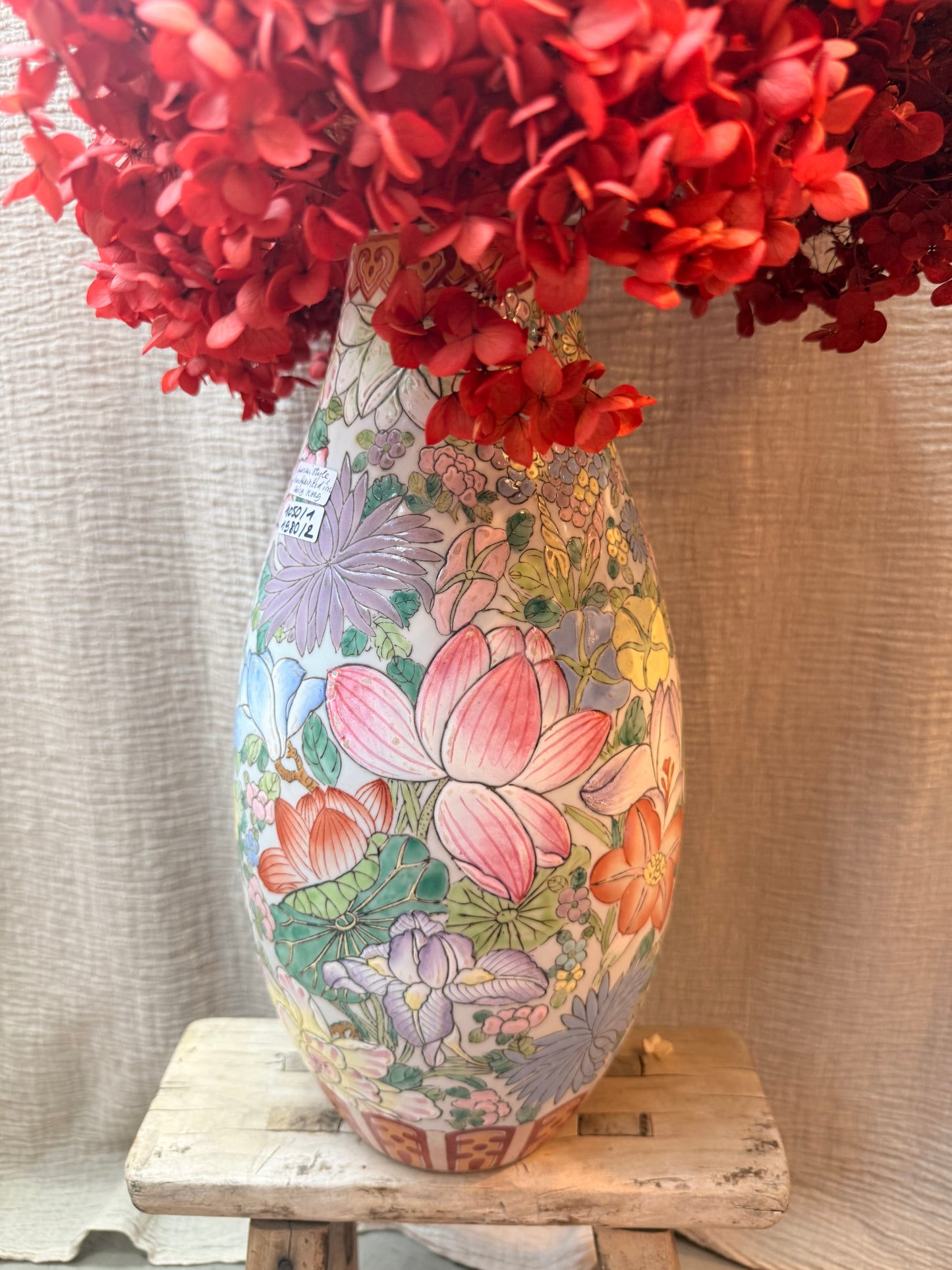 Stunning 10000 flowers hand-painted in HK vase