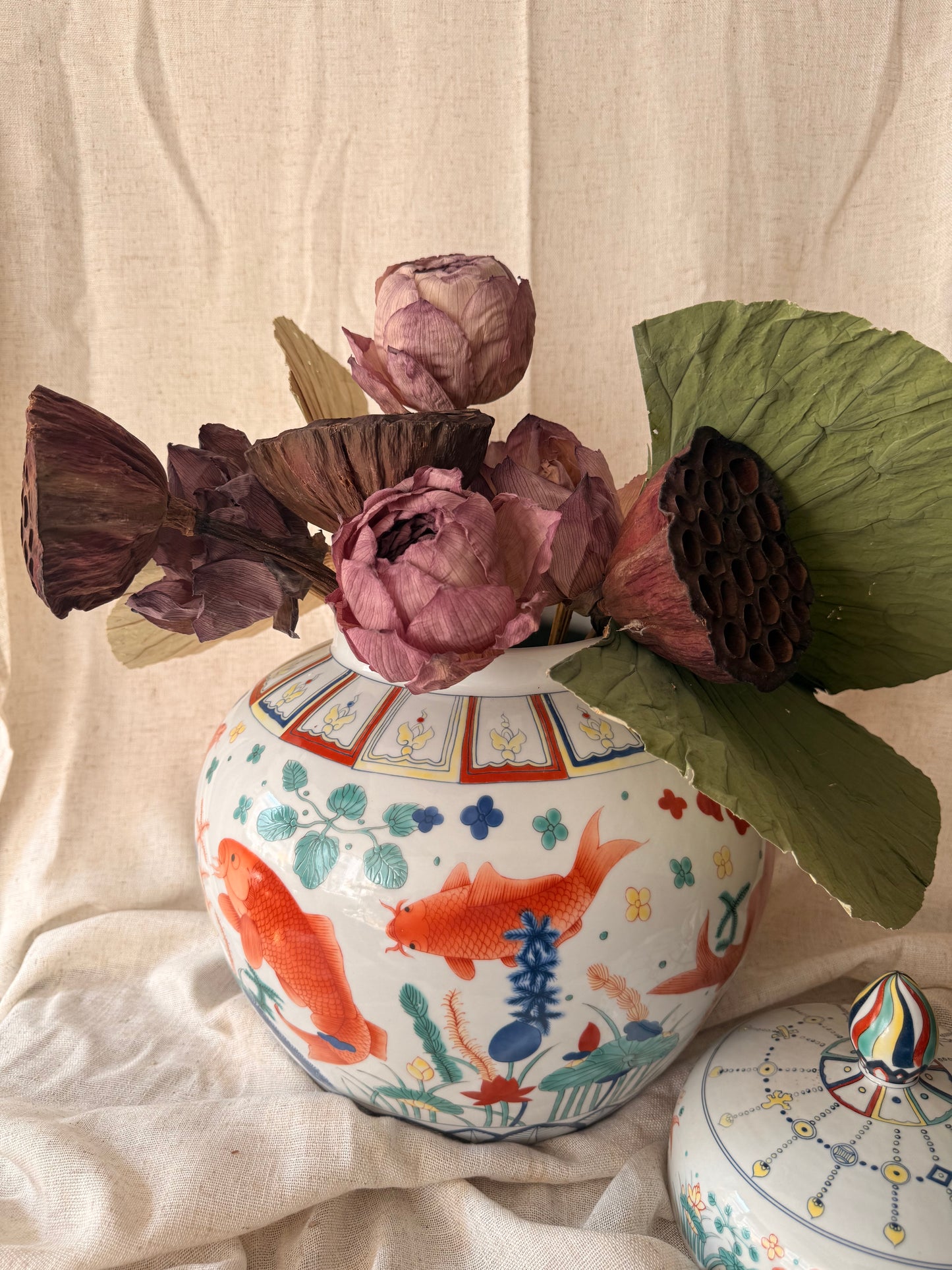 Wucai goldfish vintage jar with lid