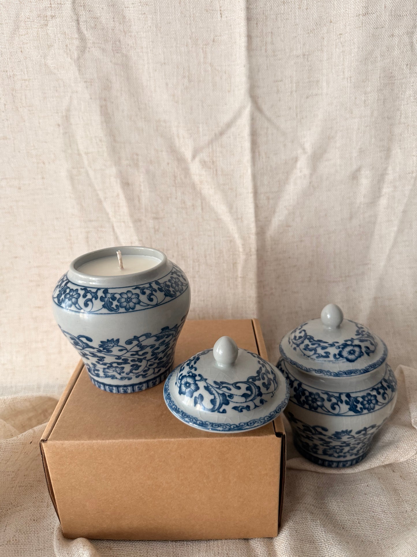 Small blue and white tea jar 1 wick candle