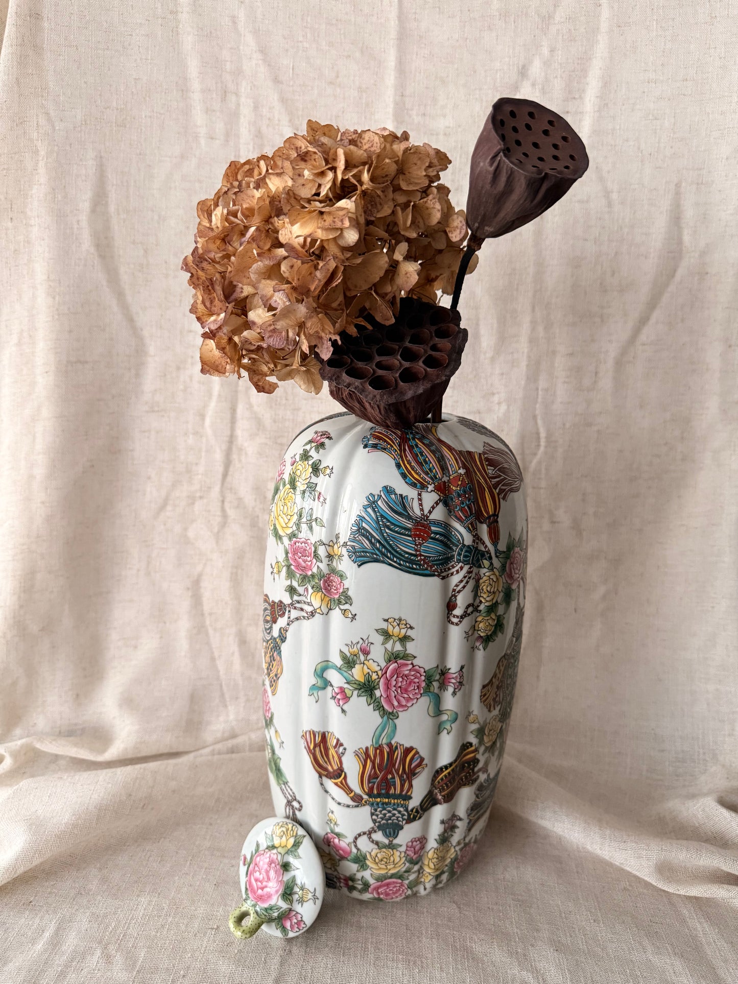 Tassels pattern tall Gourd Jar