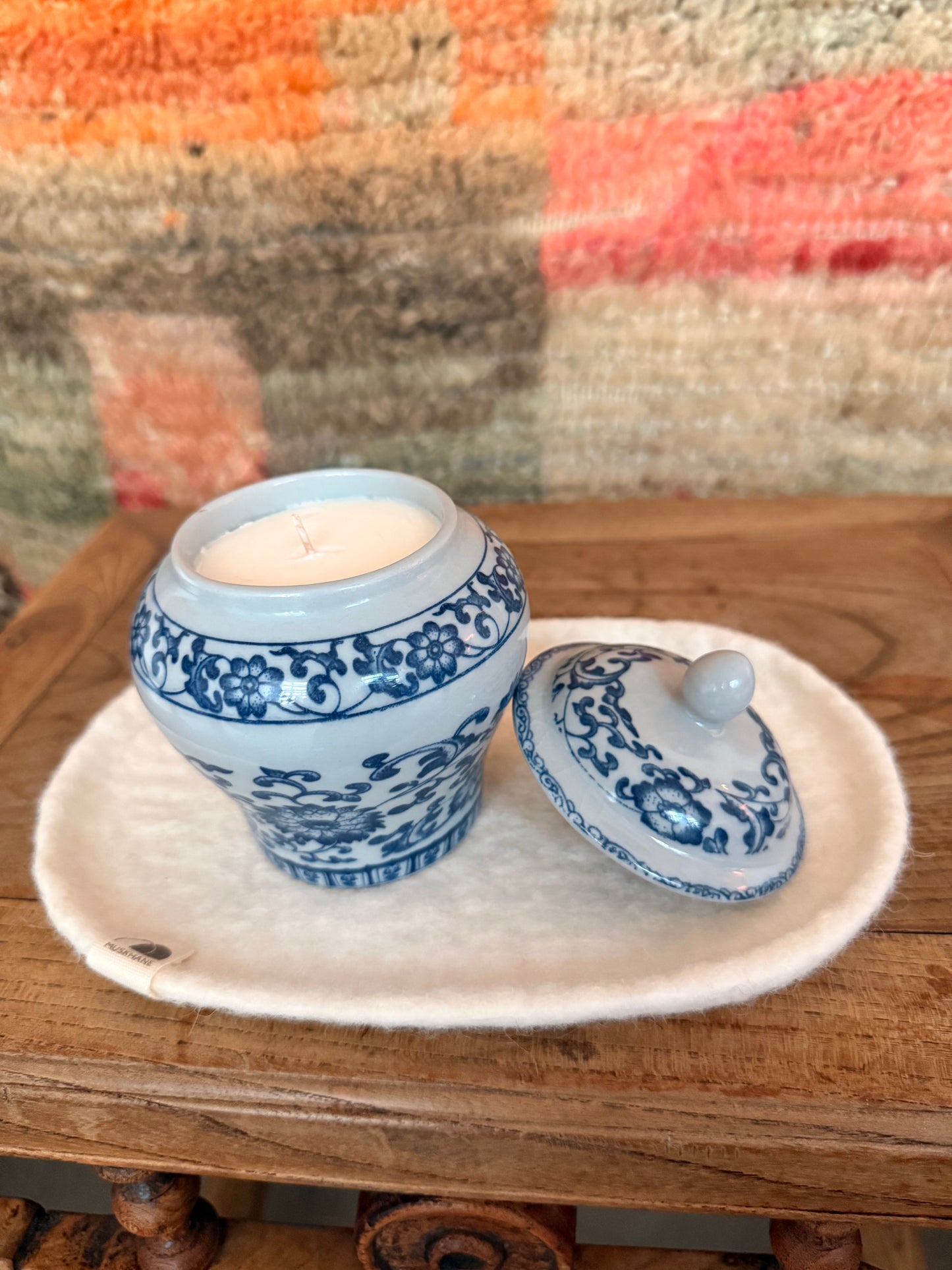 Small blue and white tea jar 1 wick candle