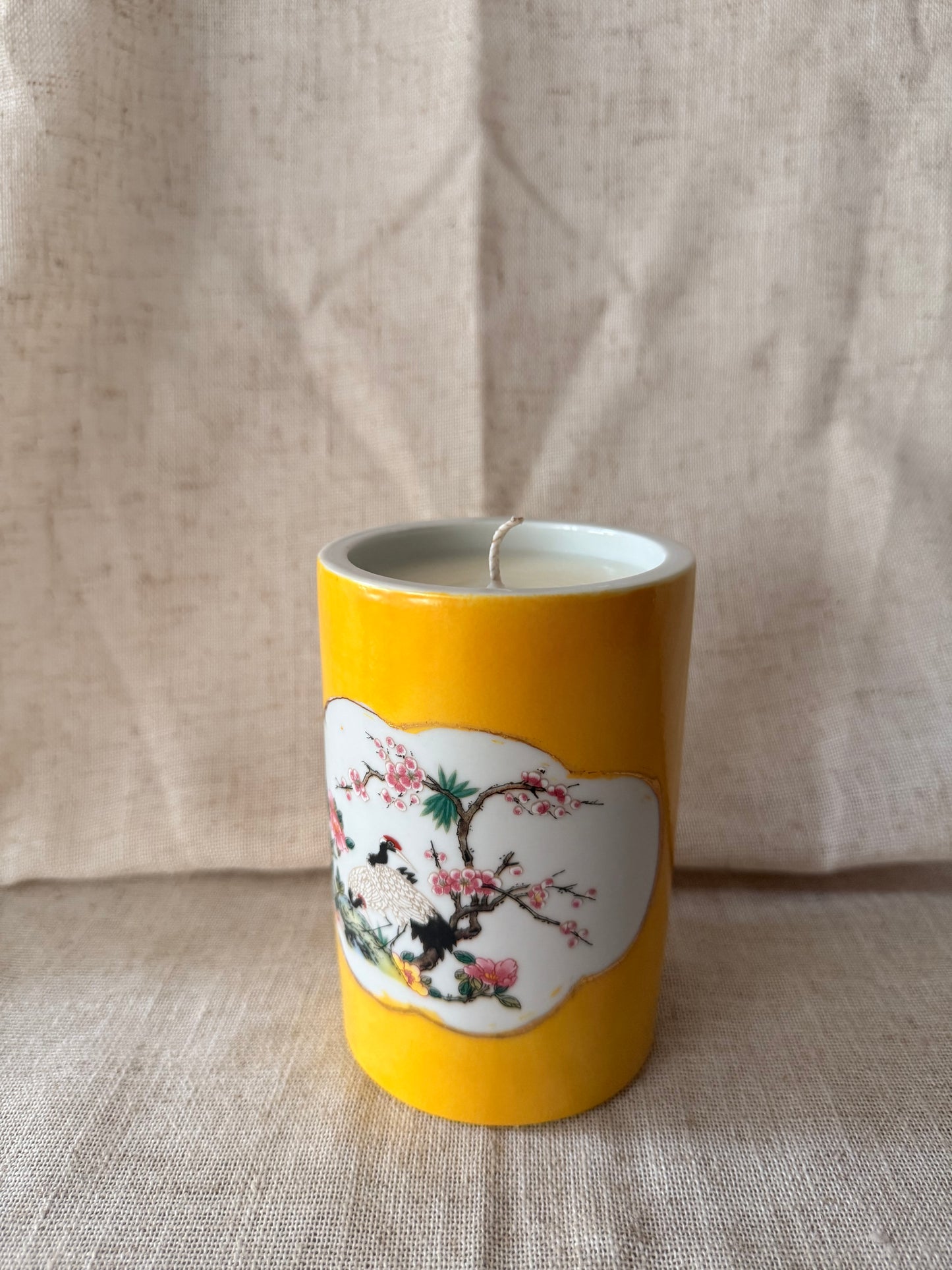 Yellow brush pot 1 wick candle