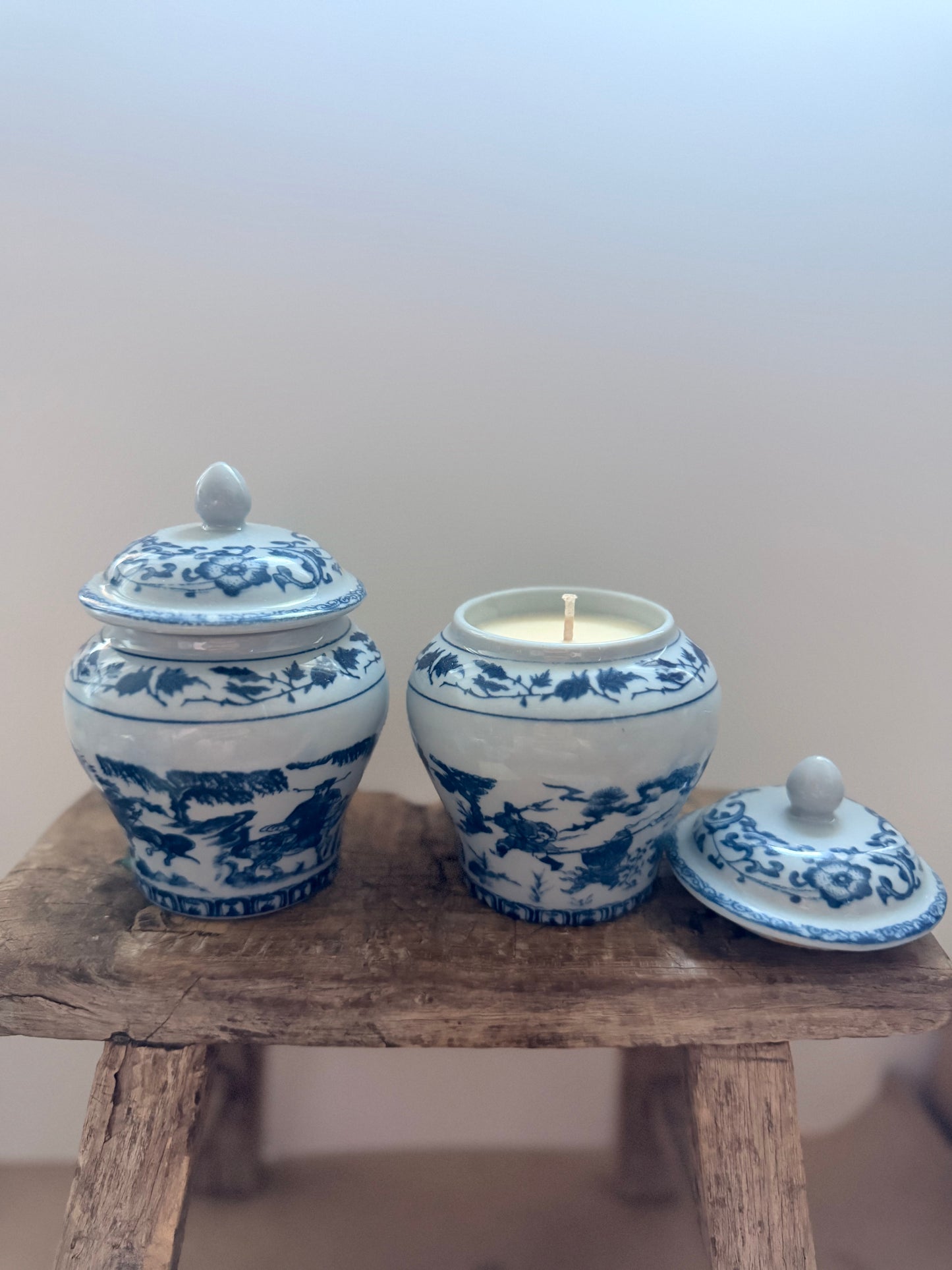 Small blue and white tea jar 1 wick candle